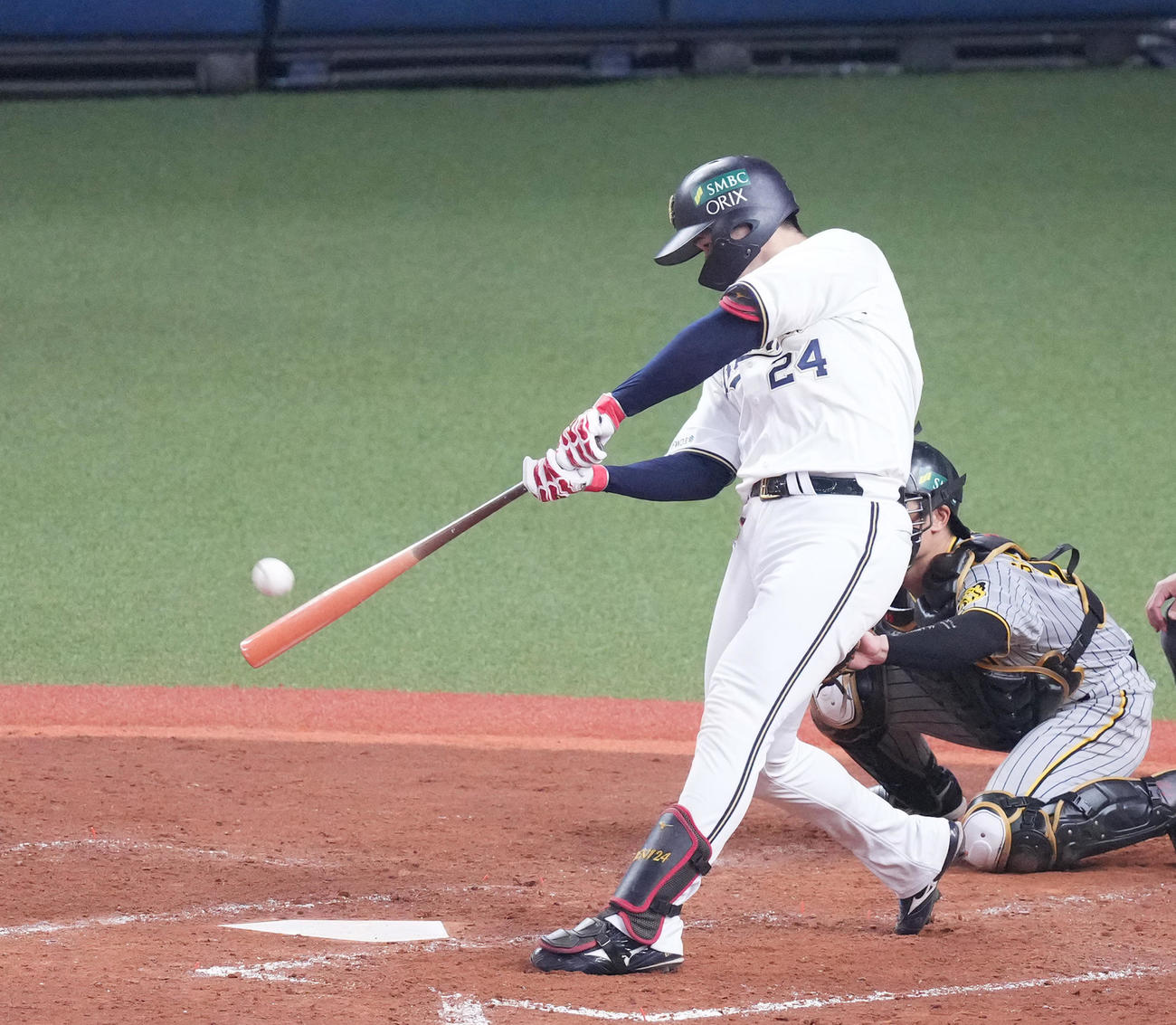 オリックス対阪神　5回裏オリックス1死二塁、左中間に2点本塁打を放つ紅林（撮影・菅敏）
