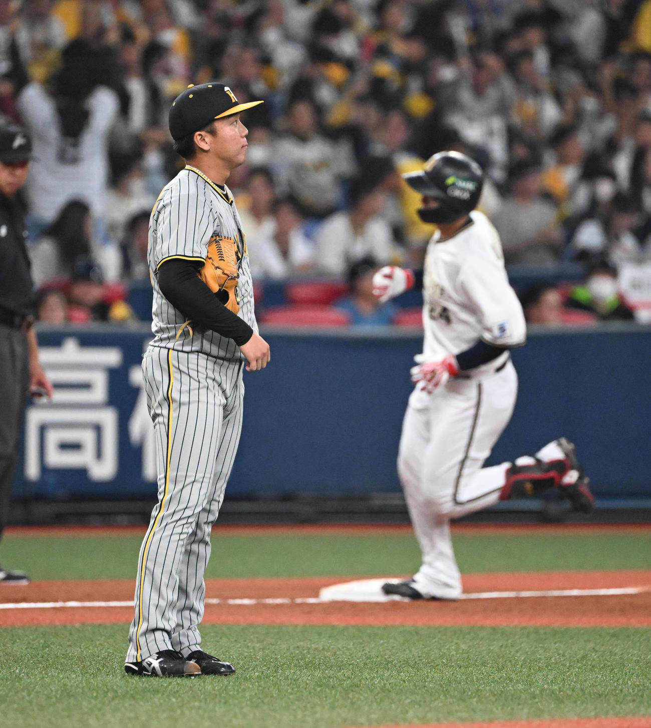 オリックス対阪神　5回裏オリックス1死二塁、紅林に2点本塁打を浴びる村上（撮影・和賀正仁）