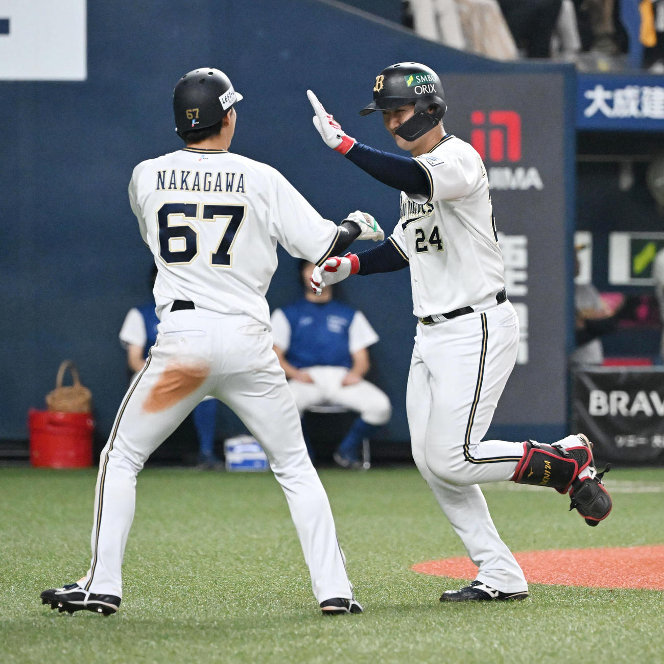 オリックス対阪神　5回裏オリックス1死二塁、左中間に2点本塁打を放ち生還する紅林（撮影・和賀正仁）