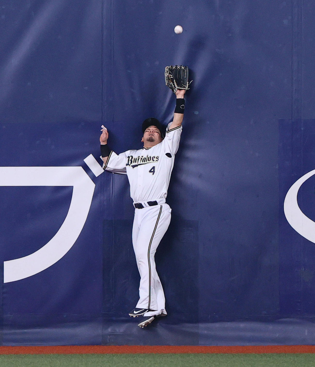 オリックス対阪神　4回表阪神2死一、三塁、右翼手森は近本の打球を好捕する（撮影・上山淳一）