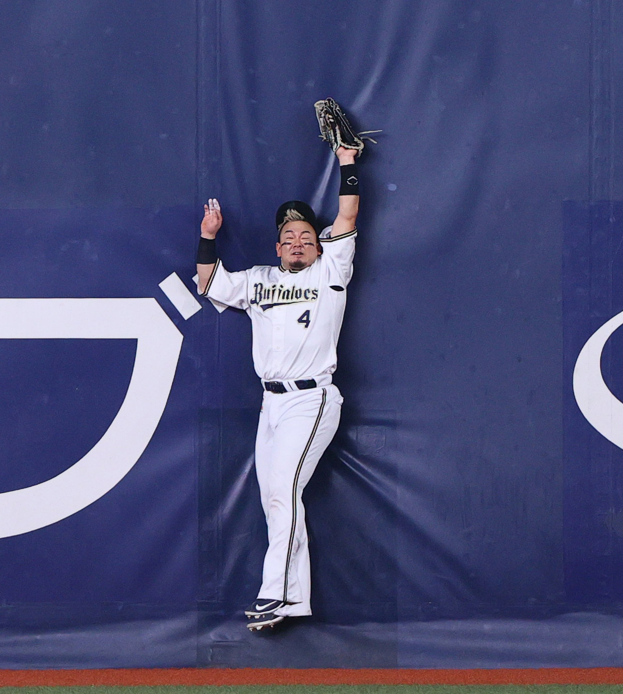 オリックス対阪神　4回表阪神2死一、三塁、右翼手森は近本の打球を好捕する（撮影・上山淳一）