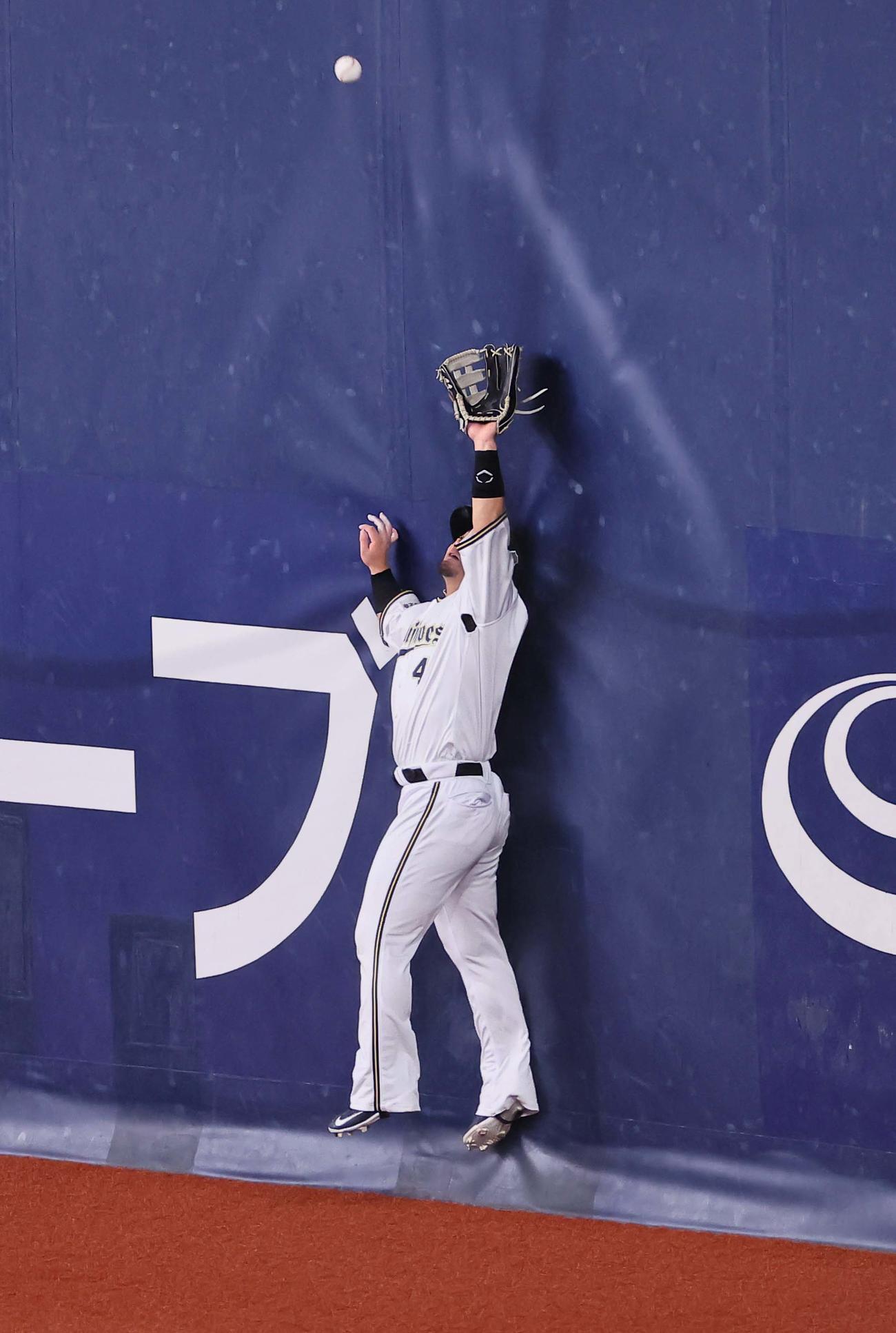 日本シリーズ第6戦　オリックス対阪神　4回表阪神2死一、三塁、森は近本の右飛を好捕する。岡田監督がリクエストするも判定はアウト（撮影・上田博志）