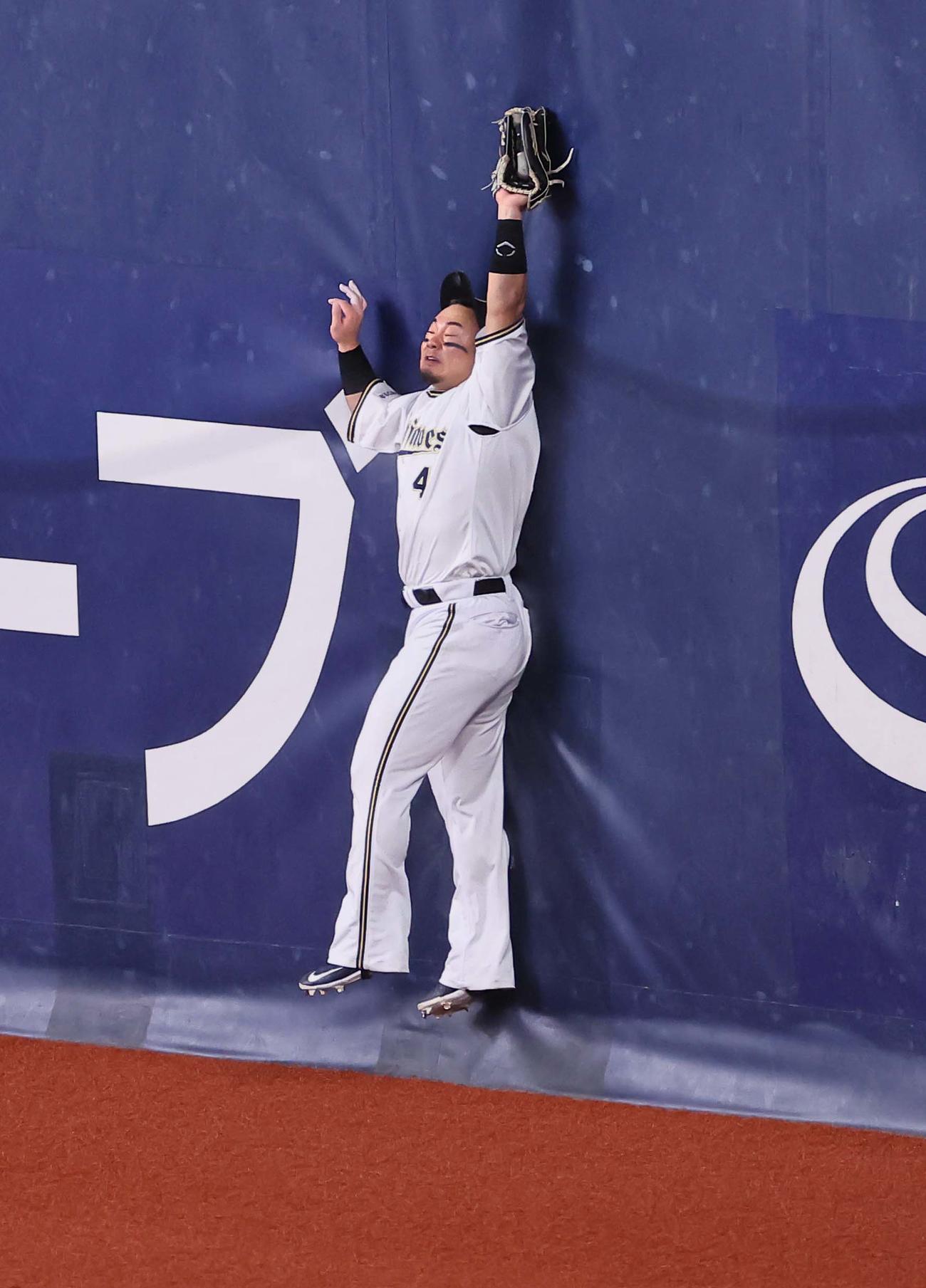 日本シリーズ第6戦　オリックス対阪神　4回表阪神2死一、三塁、森は近本の右飛を好捕する（撮影・上田博志）