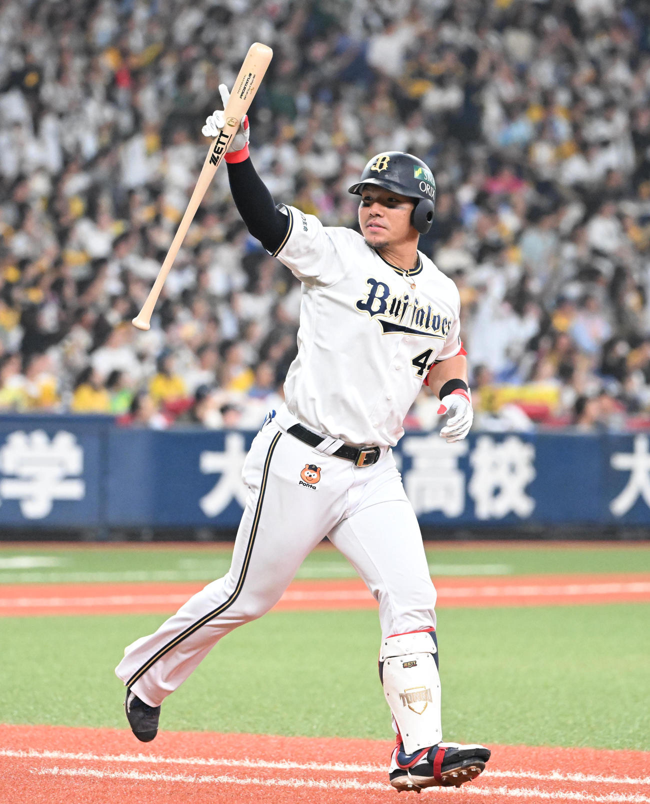オリックス対阪神　8回裏オリックス無死、左越えソロ本塁打を放った頓宮はベンチに向かってポーズを決める（撮影・和賀正仁）