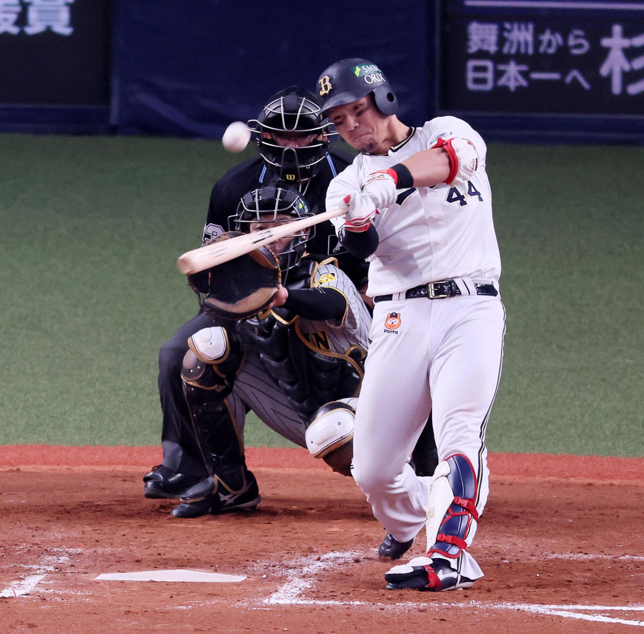 オリックス対阪神　8回裏オリックス無死、頓宮は左越え本塁打放つ（撮影・加藤哉）