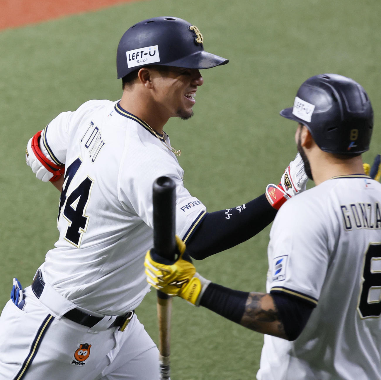 オリックス対阪神　8回裏オリックス無死、本塁打を放ち生還する頓宮（撮影・藤尾明華）