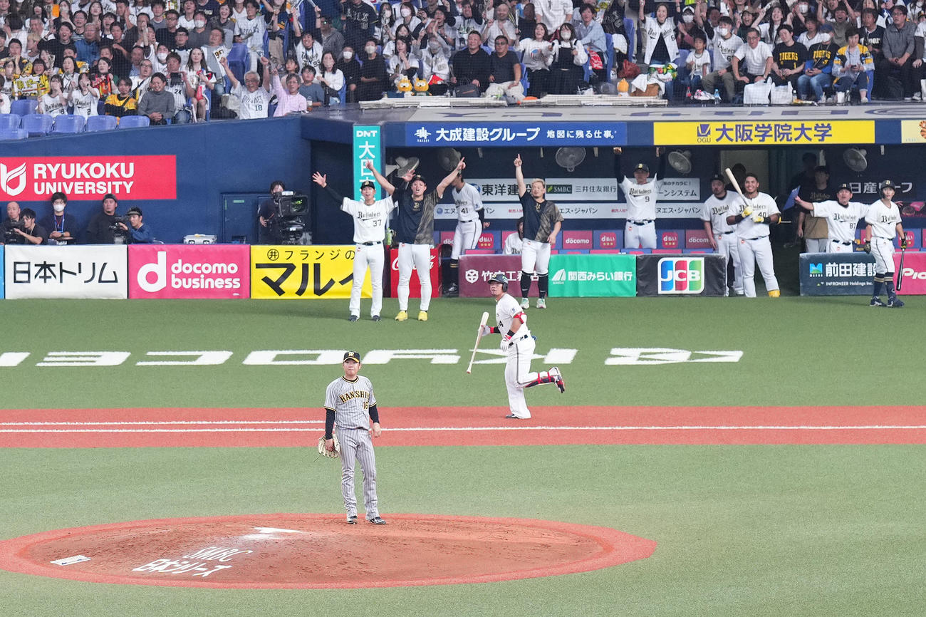 オリックス対阪神　8回裏オリックス無死、頓宮（奥）にソロ本塁打を打たれ、マウンドで肩を落とす西勇（撮影・菅敏）