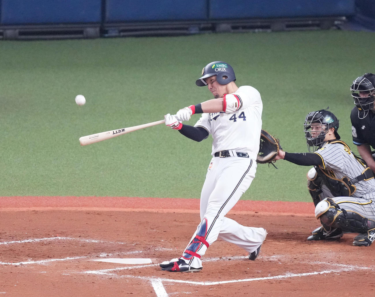 オリックス対阪神　8回裏オリックス無死、左越えにソロ本塁打を放つ頓宮（撮影・菅敏）