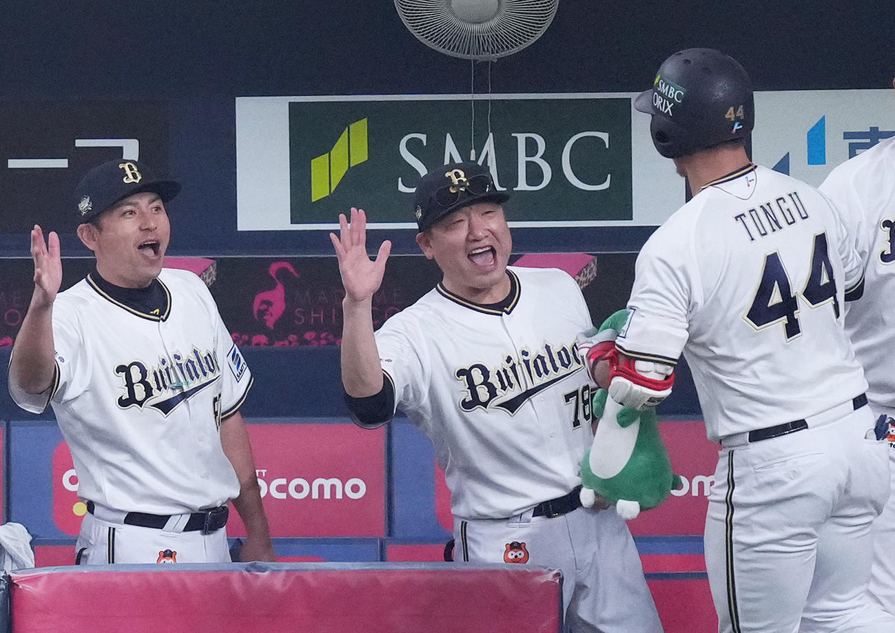 オリックス対阪神　8回裏オリックス無死、左越えにソロ本塁打を放った頓宮（右）をタッチで迎える中嶋監督（中央）（撮影・菅敏）