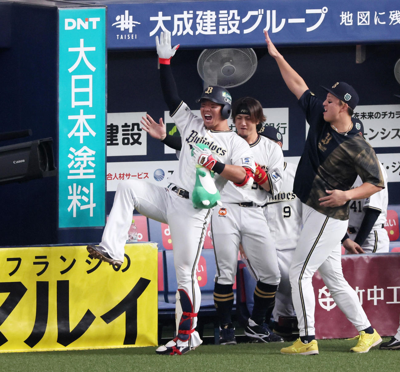 オリックス対阪神　8回裏オリックス無死、頓宮は左越えソロ本塁打放ちベンチ前でホイサーを決める（撮影・加藤哉）