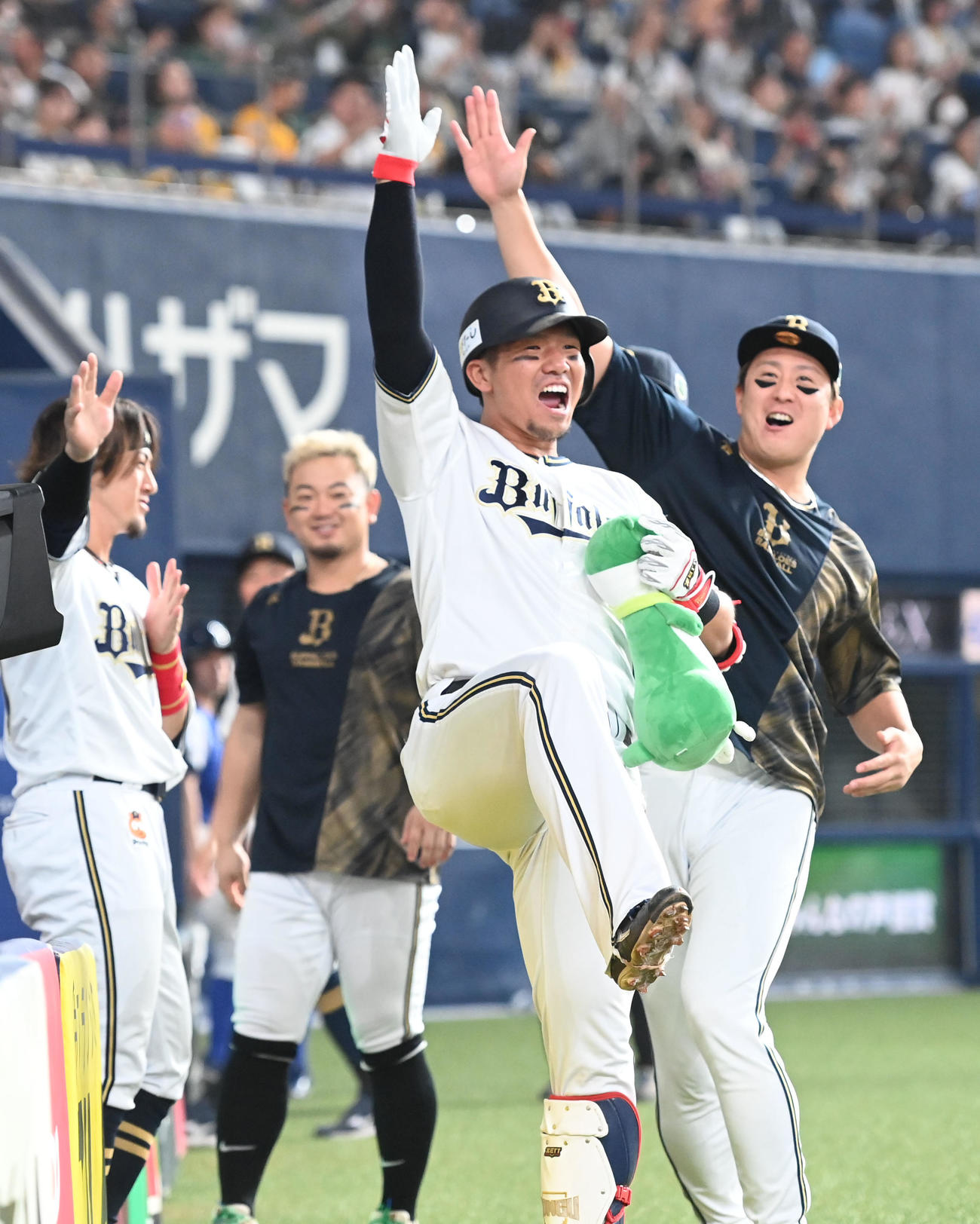 オリックス対阪神　8回裏オリックス無死、左越えソロ本塁打を放った頓宮はライトスタンドに向かって「ホイサー」（撮影・和賀正仁）