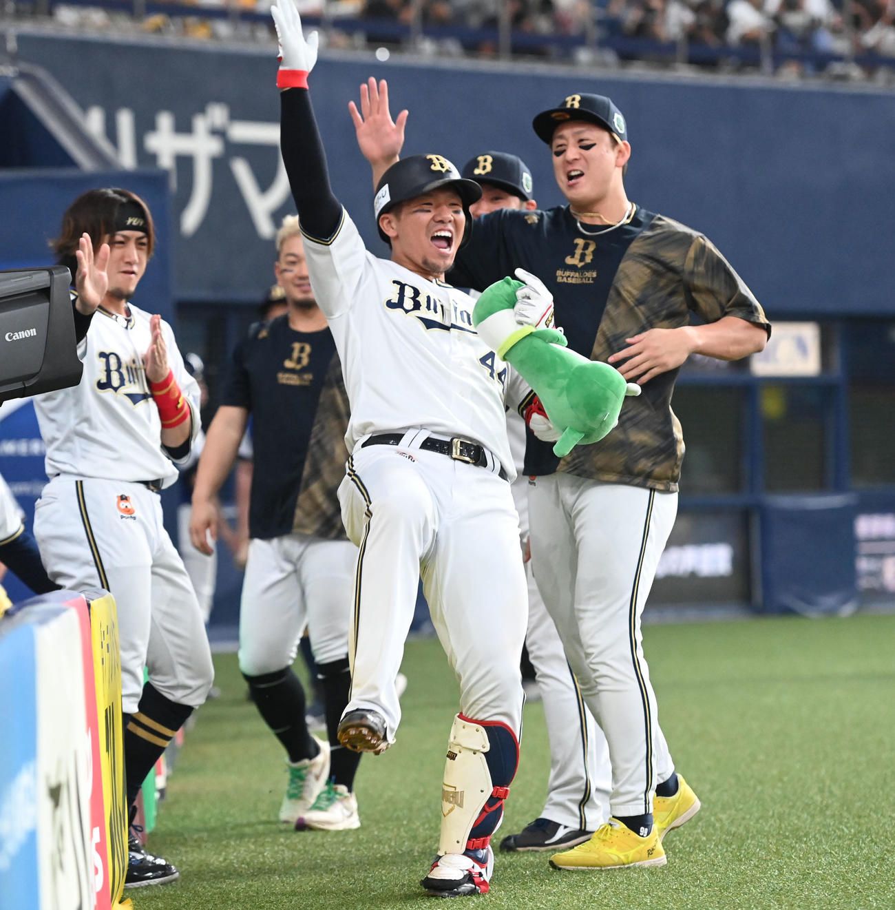 オリックス対阪神　8回裏オリックス無死、左越えソロ本塁打を放った頓宮はライトスタンドに向かって「ホイサー」（撮影・和賀正仁）