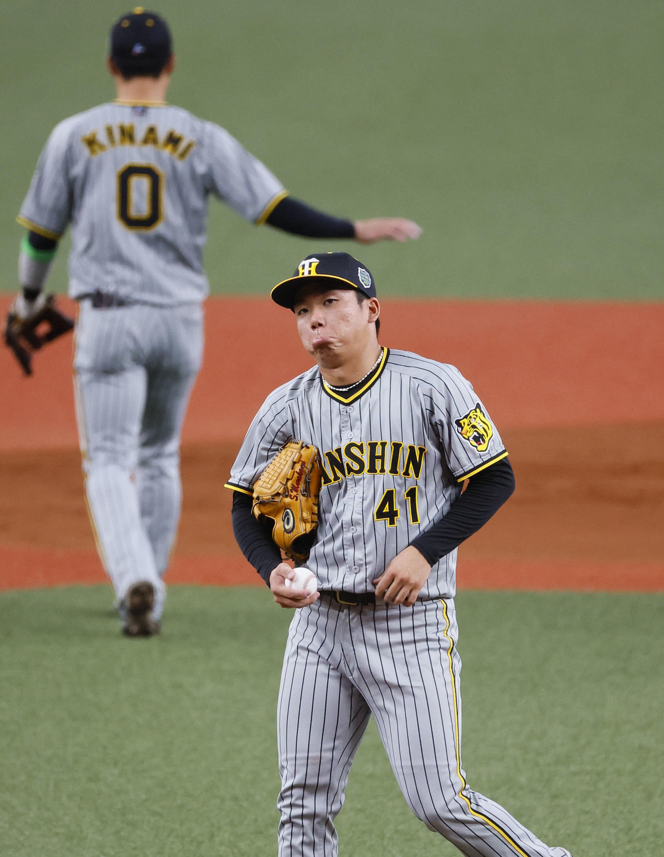 オリックス対阪神　2回裏オリックス1死二、三塁、若月に右前適時打を許し、渋い表情を見せる阪神村上（撮影・藤尾明華）