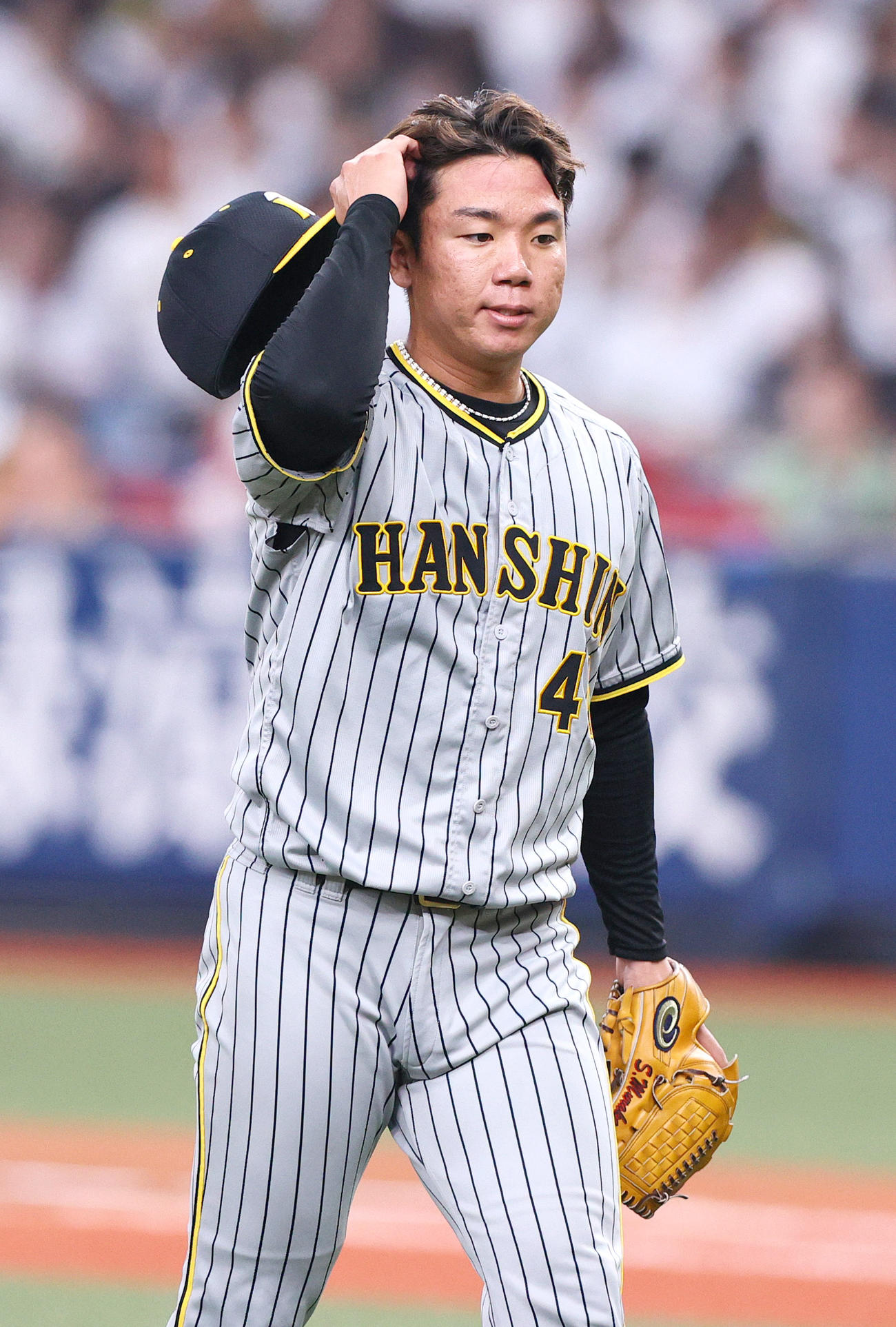 オリックス対阪神　5回裏終了後、浮かない表情でベンチに戻る阪神村上（撮影・上山淳一）