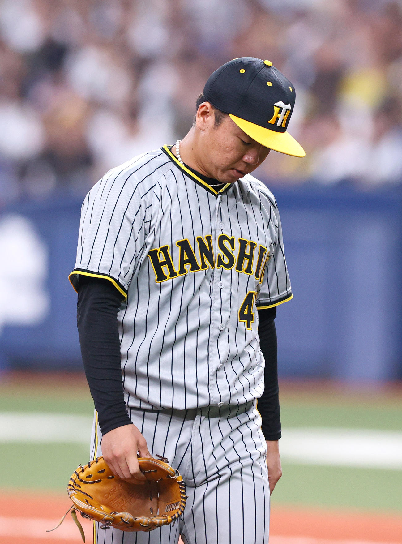 オリックス対阪神　5回裏終了後、浮かない表情でベンチに戻る阪神村上（撮影・上山淳一）
