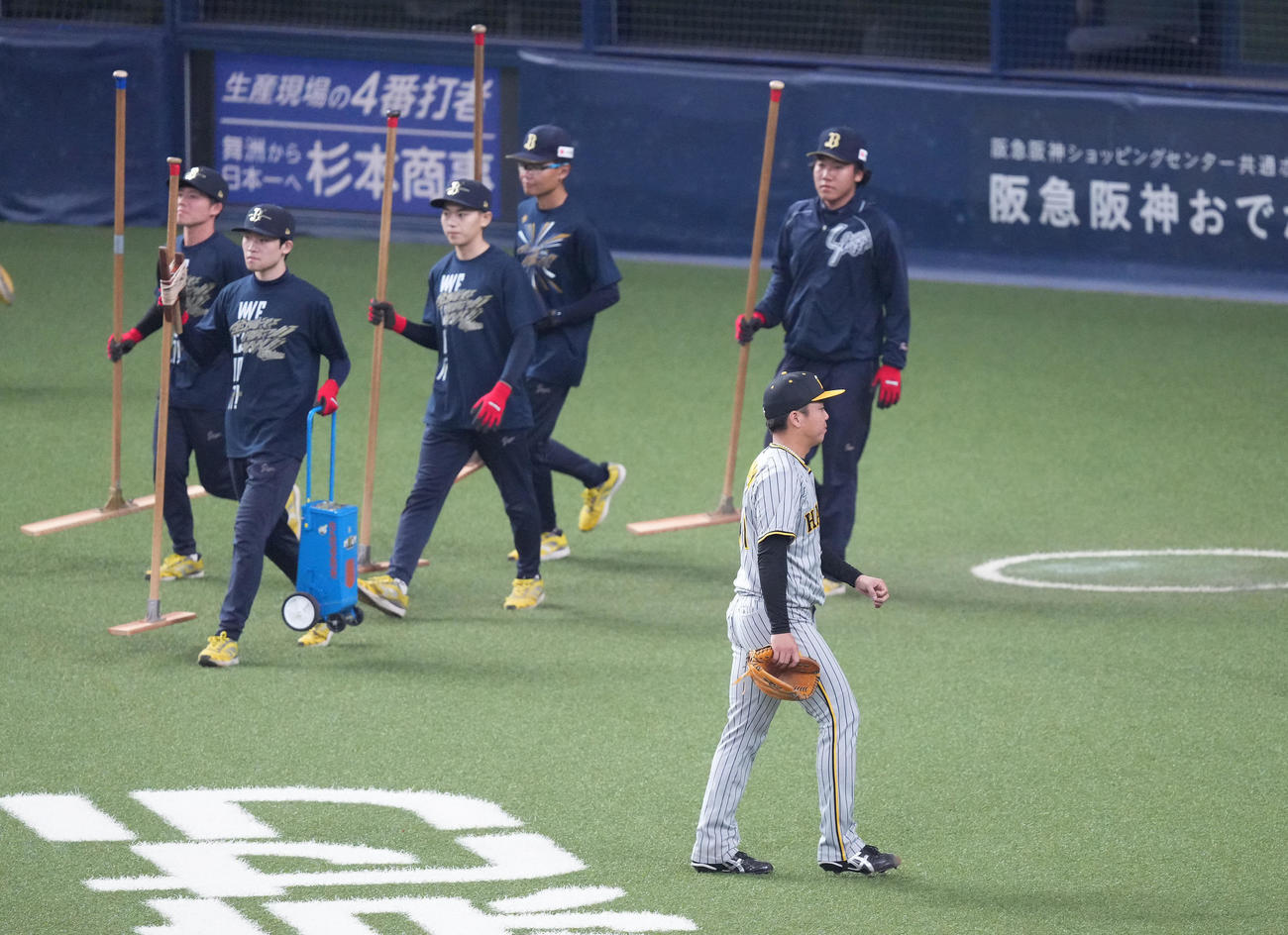 阪神オリックス対阪神　5回を投げ終え、降板する村上（撮影・菅敏）