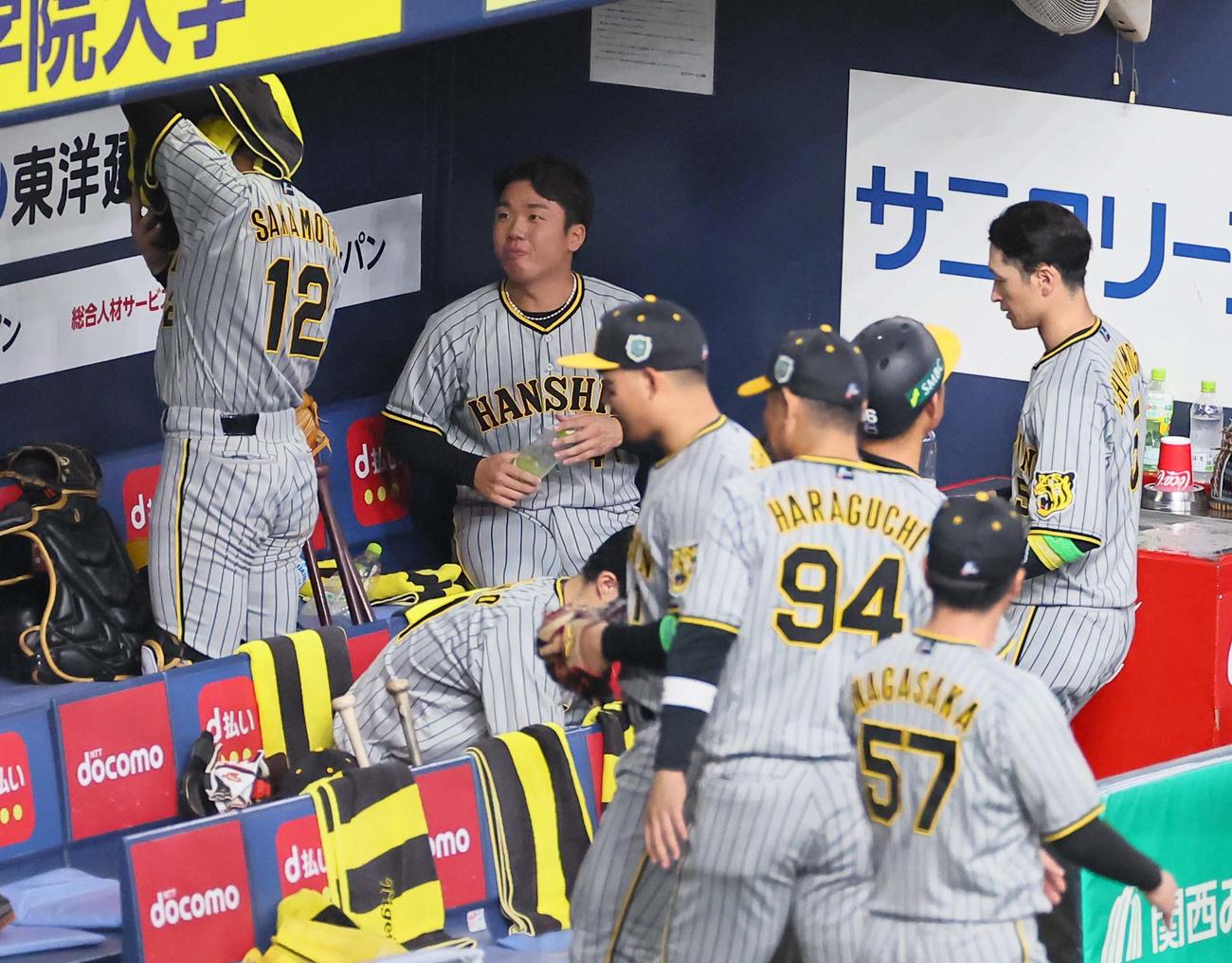 日本シリーズ第6戦　オリックス対阪神　2回、逆転を許した村上（中央）は坂本（左）と話をする（撮影・上田博志）
