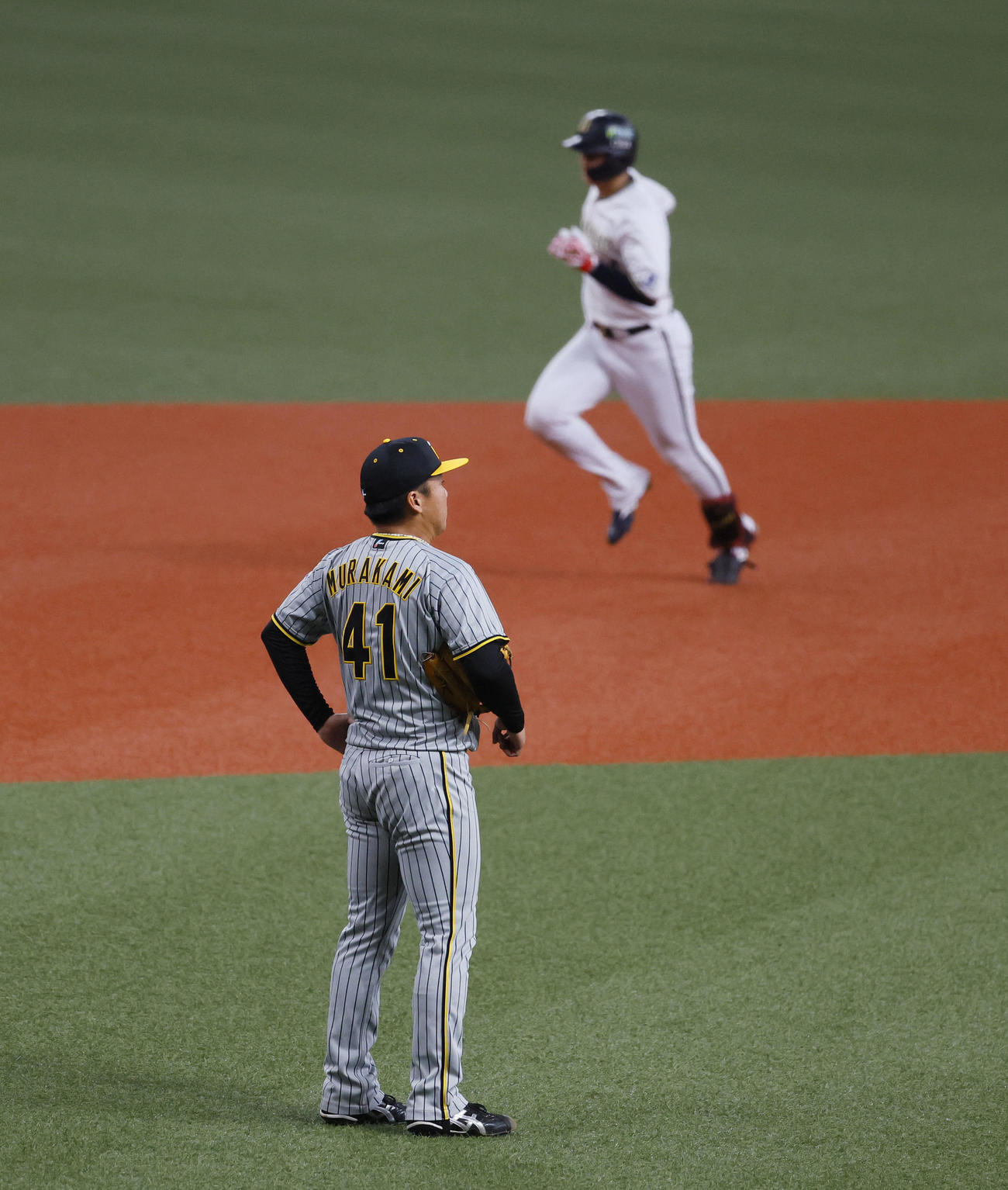 オリックス対阪神　5回表オリックス1死二塁、紅林（奥）に2点本塁打を浴び、呆然とする阪神村上（撮影・藤尾明華）