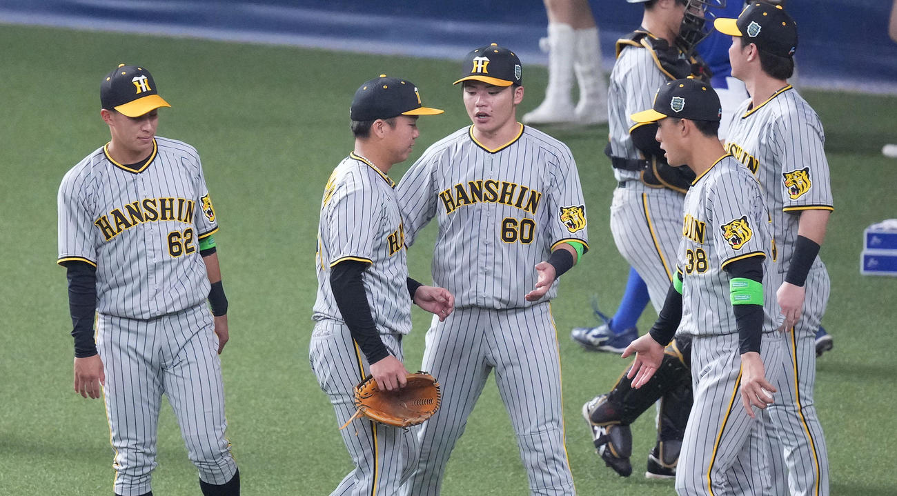 阪神オリックス対阪神　5回を投げ終え、降板する村上（撮影・菅敏）