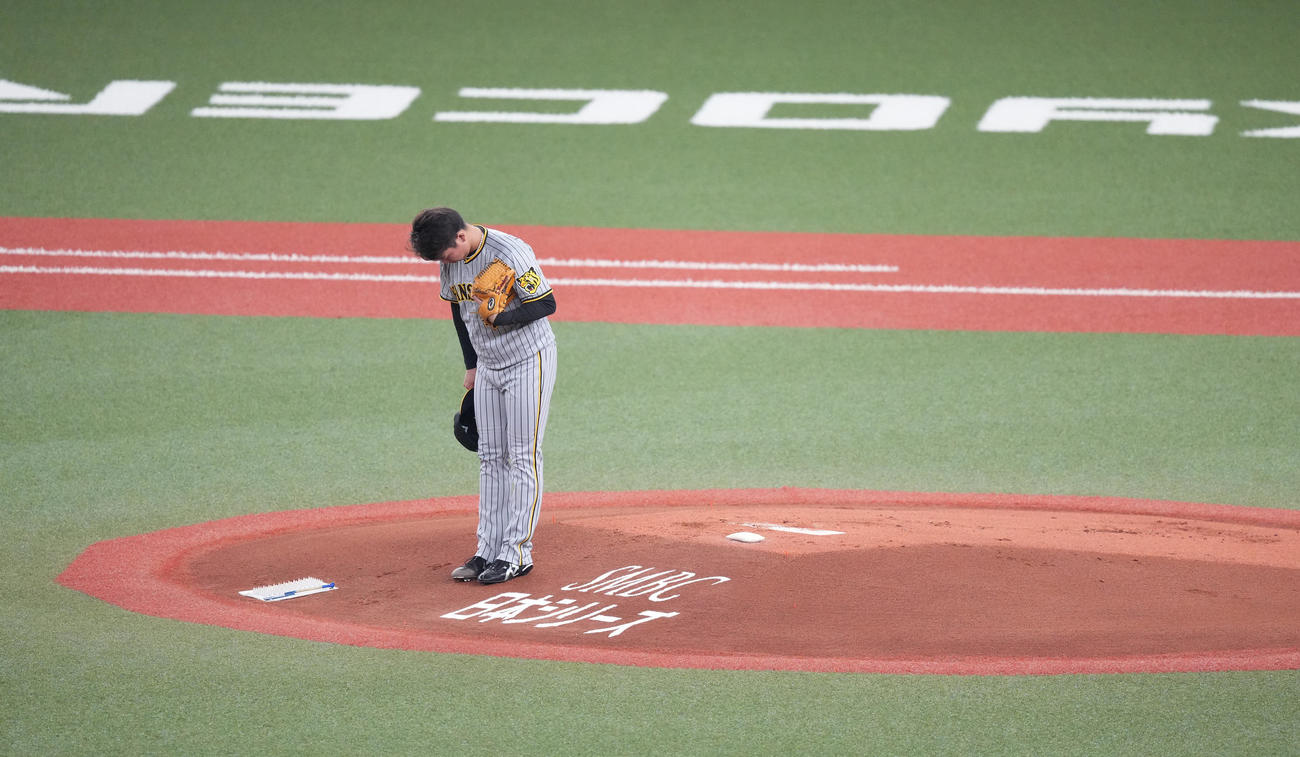 オリックス対阪神　初回の投球を前に外野スタンドに向かって一礼する阪神村上（撮影・菅敏）