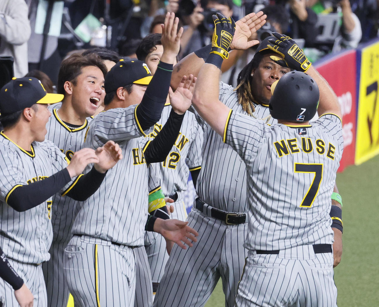 オリックス対阪神　2回表阪神1死、右越えに先制の本塁打を放ったノイジーを出迎える阪神村上（左から2人目）ら阪神ナイン（撮影・藤尾明華）