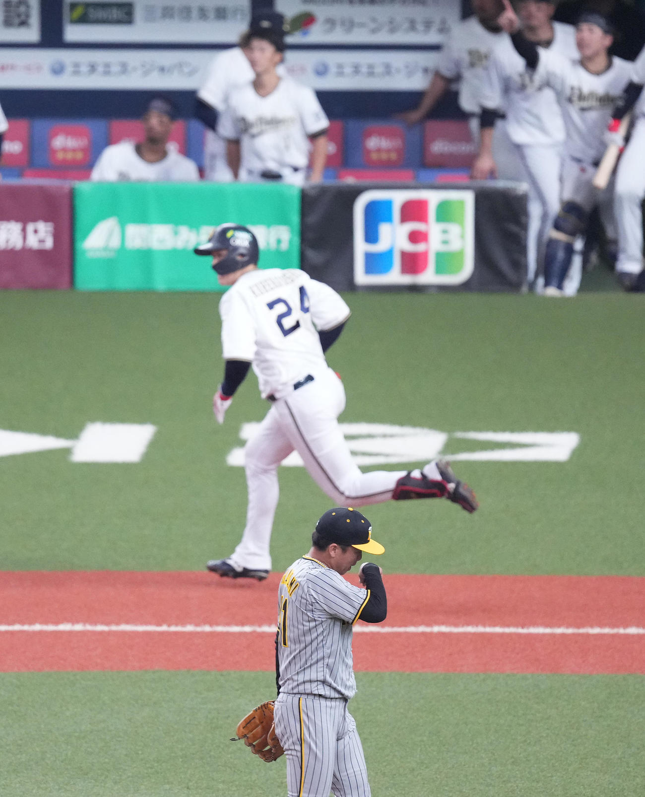 オリックス対阪神　5回裏オリックス1死二塁、紅林（奥）に2点本塁打を打たれ、肩を落とす村上（撮影・菅敏）