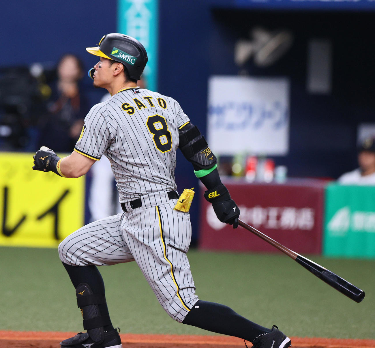 オリックス対阪神　2回表阪神1死、佐藤輝は右二塁打を放つ（撮影・上山淳一）