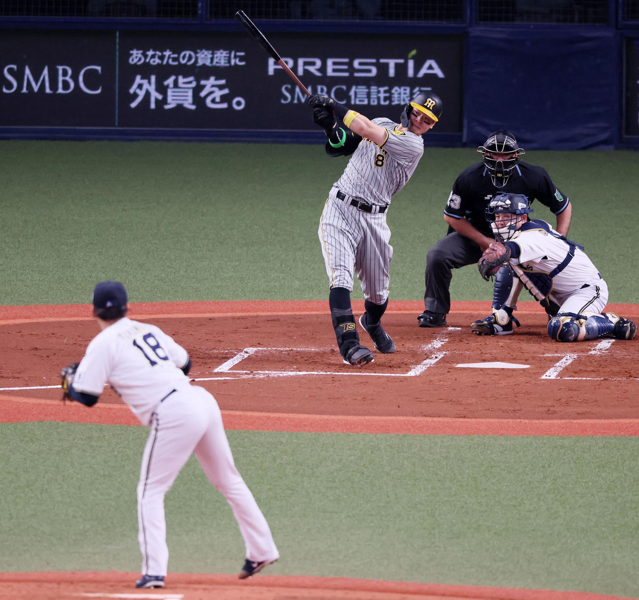 オリックス対阪神　2回表阪神1死、佐藤輝は右二塁打を放つ、投手は山本（撮影・加藤哉）