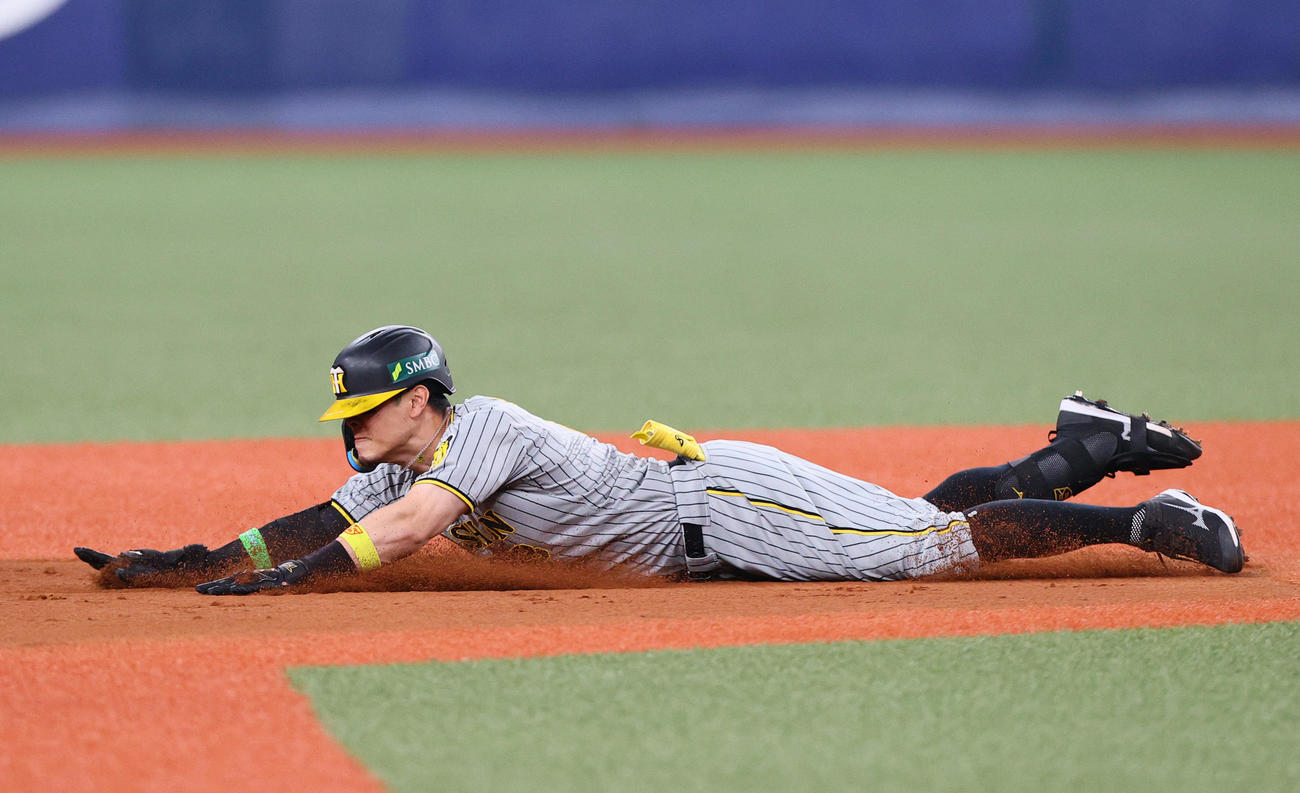 オリックス対阪神　2回表阪神1死、佐藤輝は右二塁打を放ち、二塁にヘッドスライディングする（撮影・上山淳一）