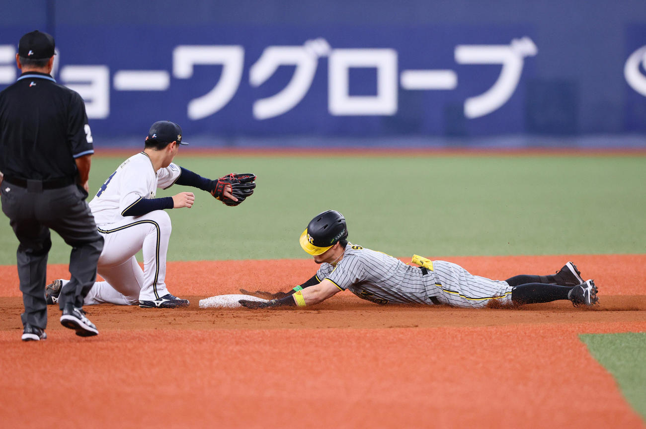 オリックス対阪神　2回表阪神1死、佐藤輝（右）は右二塁打を放ち、二塁にヘッドスライディングする（撮影・上山淳一）