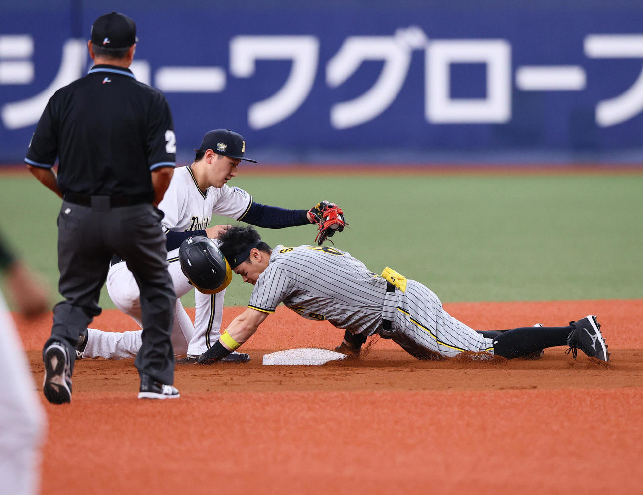 オリックス対阪神　2回表阪神1死、佐藤輝は右二塁打を放ち、二塁にヘッドスライディングする（撮影・上山淳一）