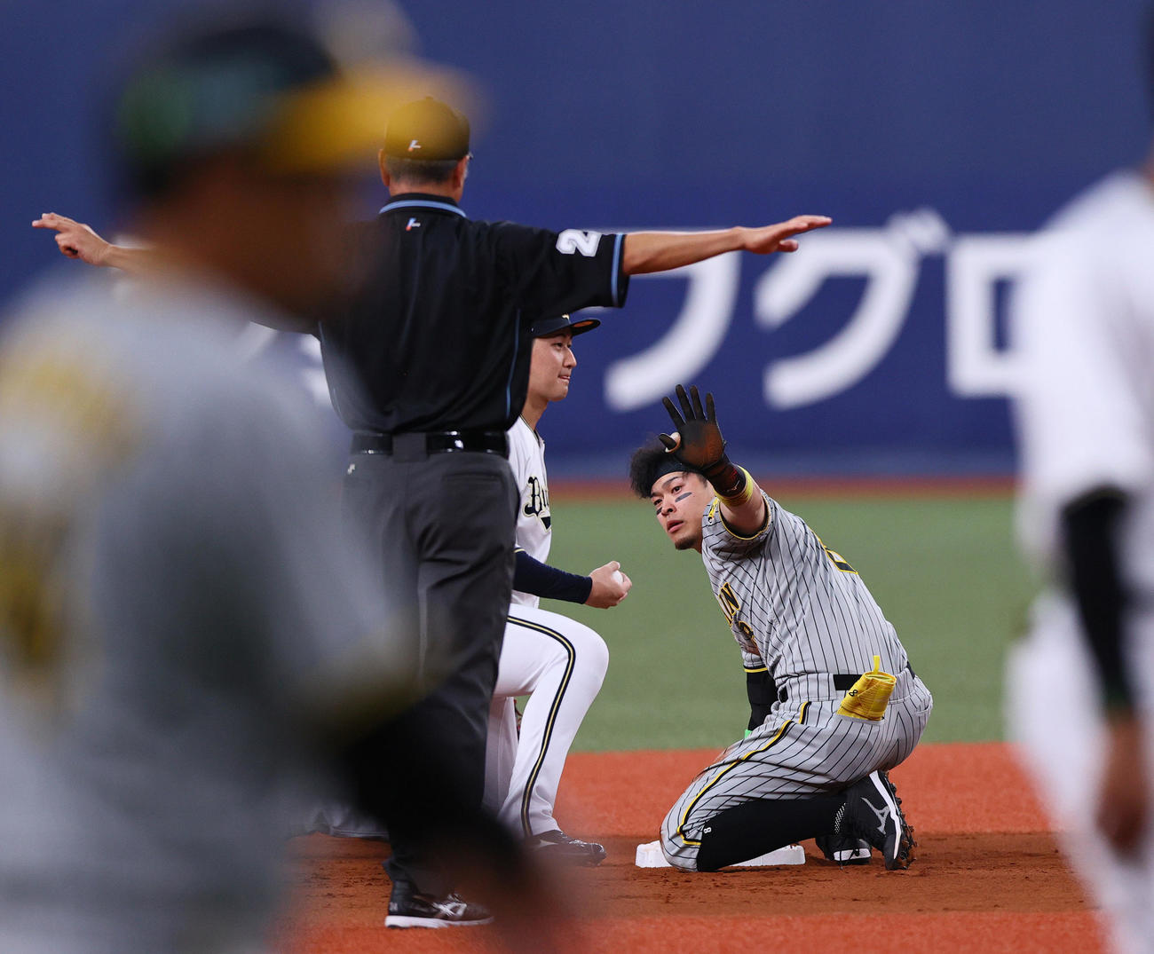 オリックス対阪神　2回表阪神1死、佐藤輝は右二塁打を放ち、二塁にヘッドスライディングする（撮影・上山淳一）