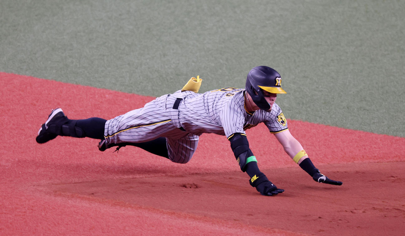 オリックス対阪神　2回表阪神1死、佐藤輝は右二塁打を放ち二塁にヘッドスライディングする（撮影・加藤哉）
