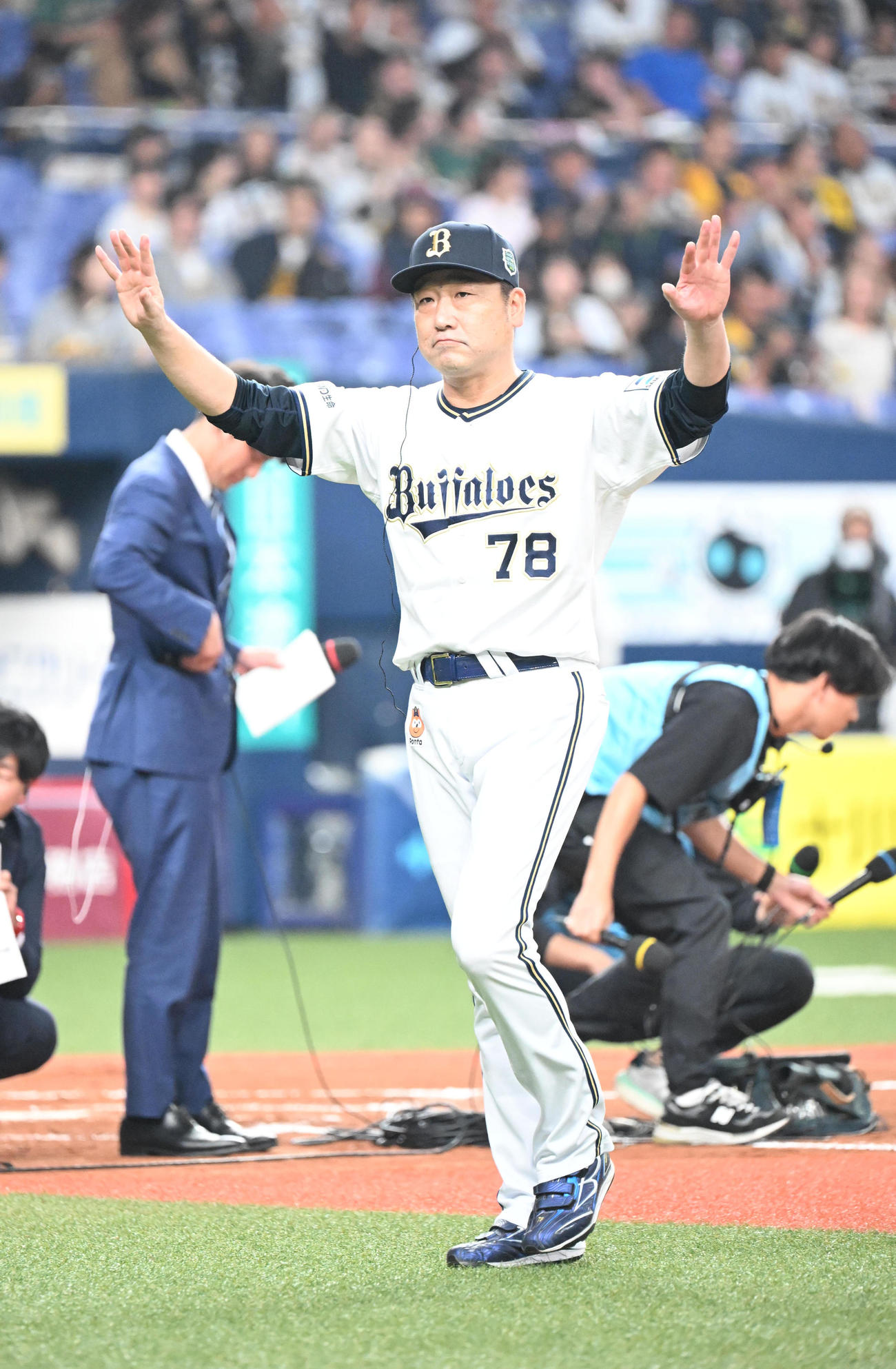 オリックス対阪神　ヒーローインタビュー後、ファンの声援に手を振って応えるオリックス中嶋監督（撮影・和賀正仁）