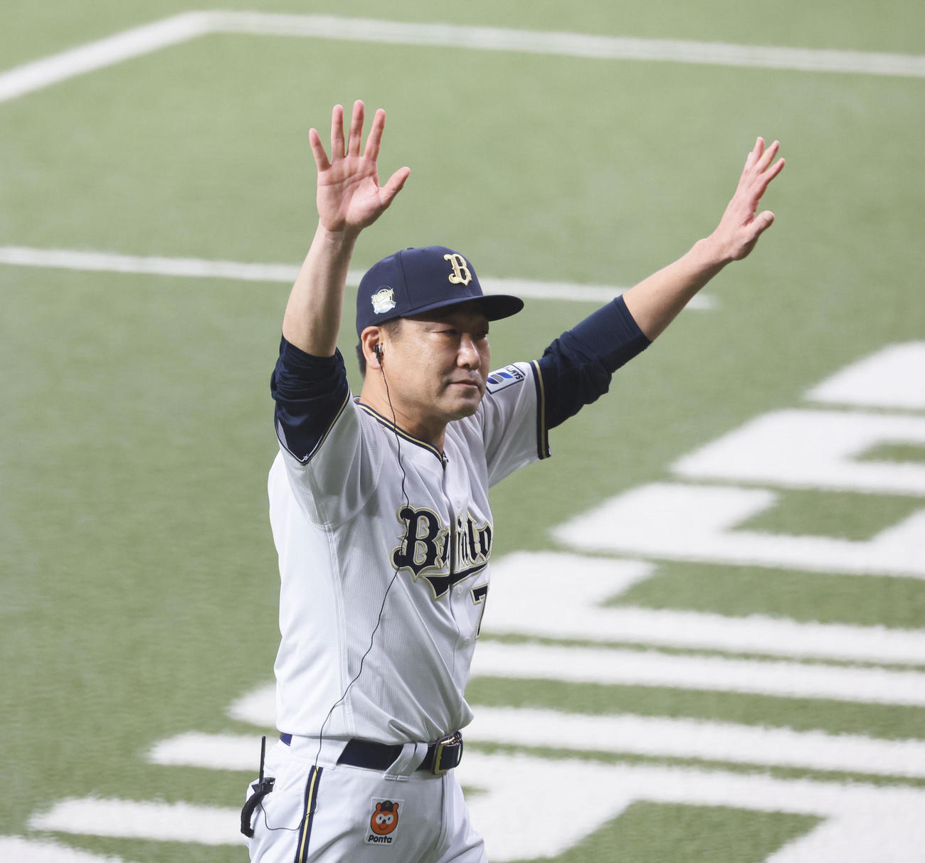 オリックス対阪神　インタビューを終えファンに手を振るオリックス中嶋監督（撮影・藤尾明華）
