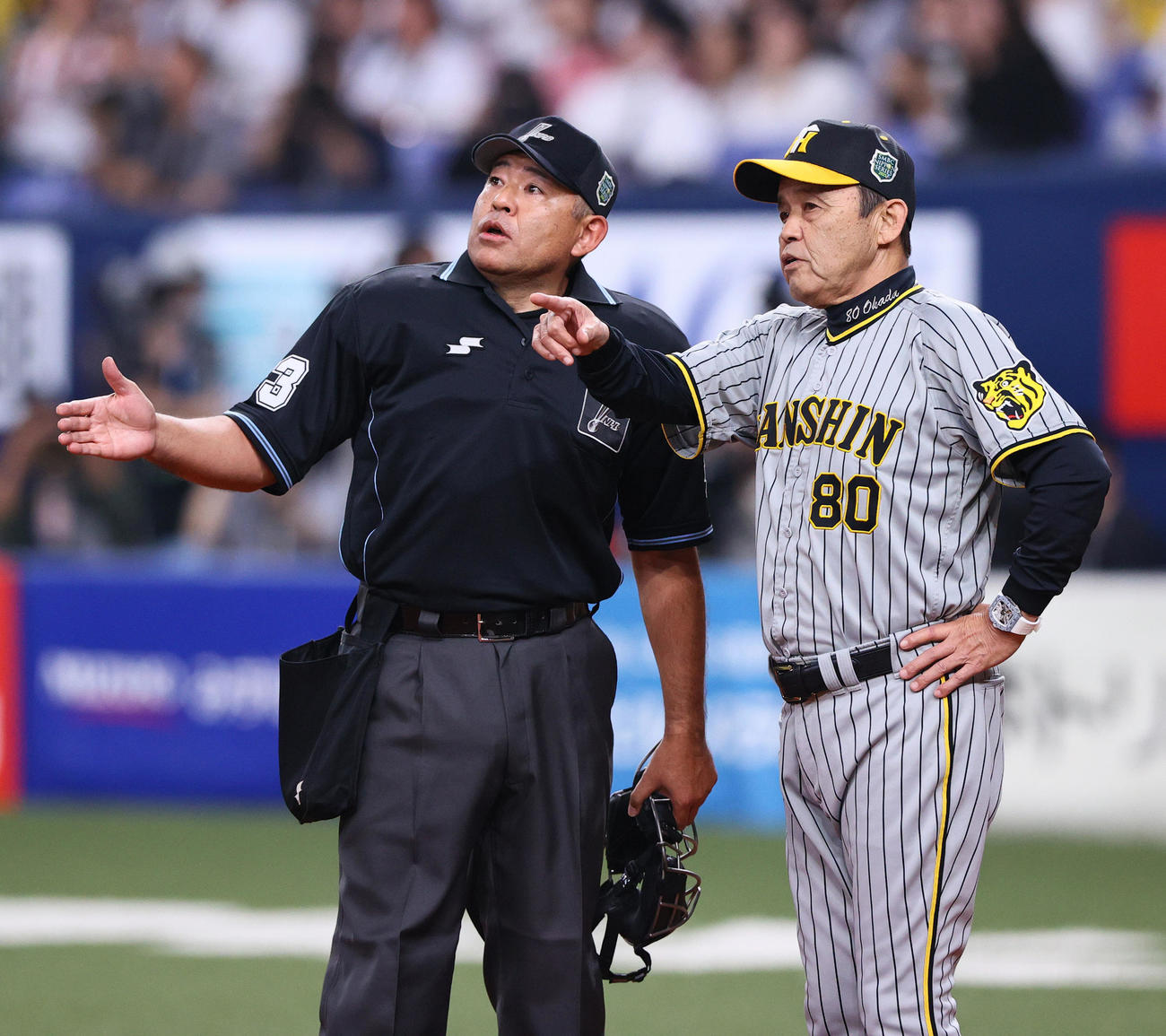 オリックス対阪神　2回裏オリックス無死一塁、杉本の二塁打について確認する阪神岡田監督（右）（撮影・上山淳一）