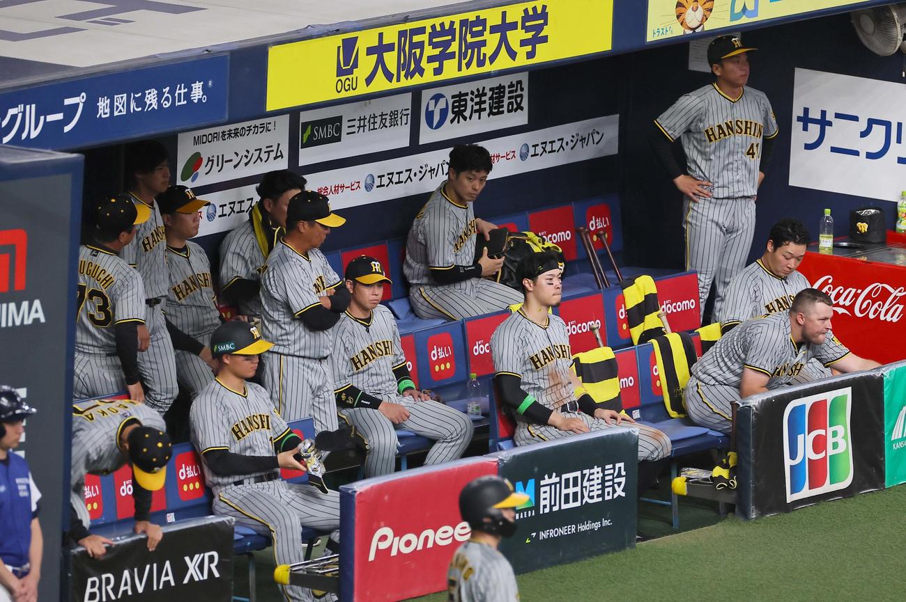 オリックスに敗れ悔しげな表情を見せる阪神ナイン（撮影・上田博志）