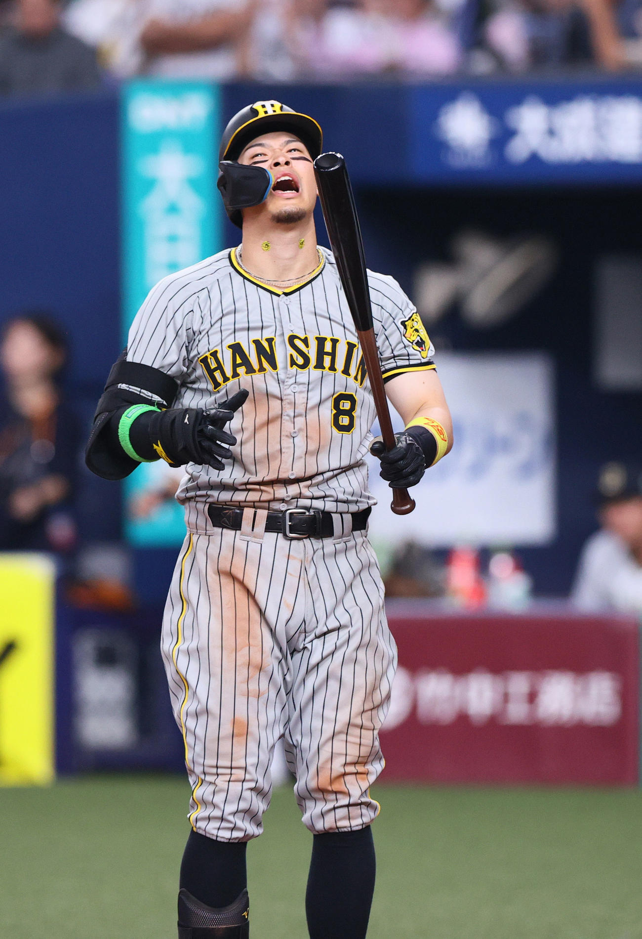 オリックス対阪神　8回表阪神2死、佐藤輝は空振り三振に終わり悔しがる（撮影・上山淳一）