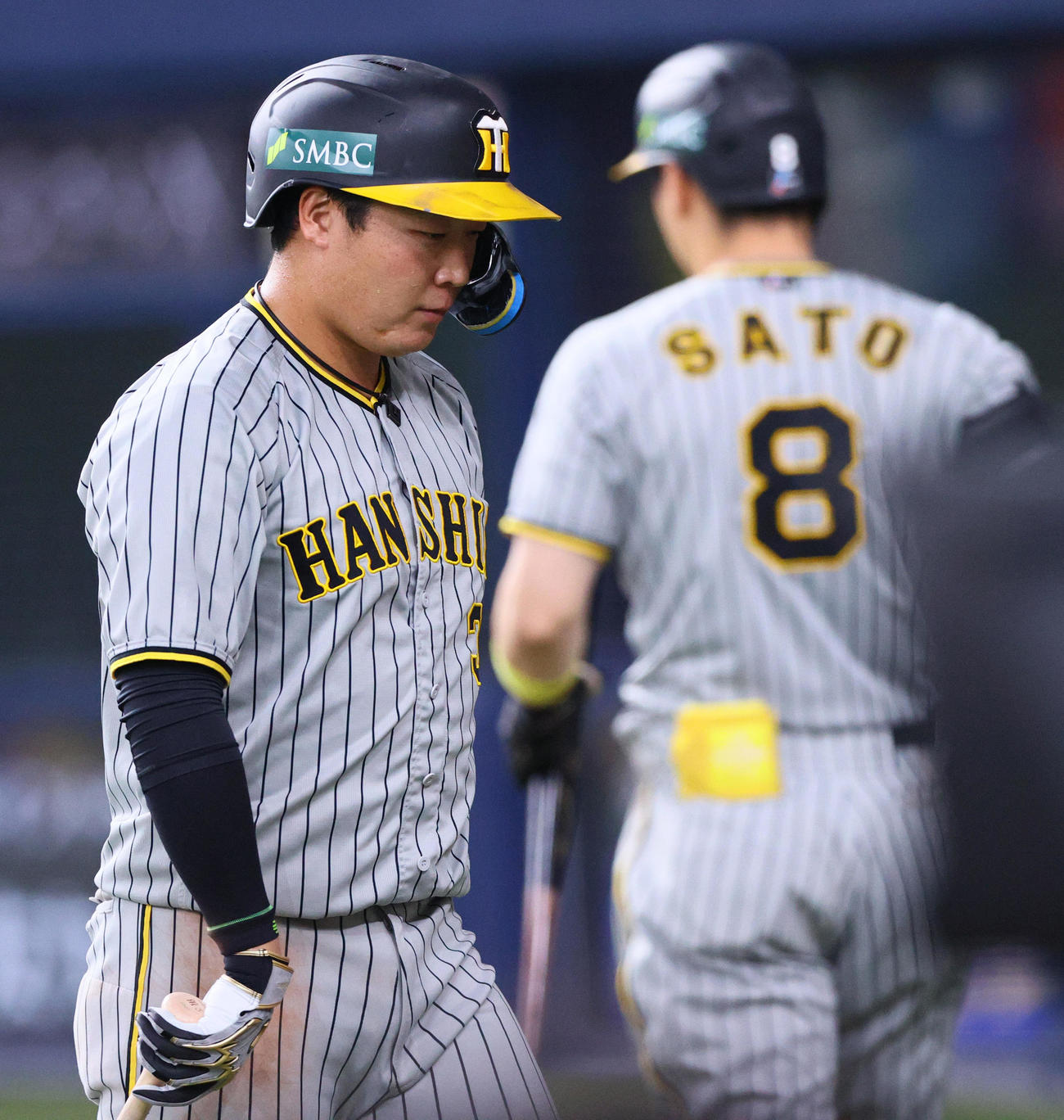 オリックス対阪神　8回表阪神無死、大山（手前）は空振り三振に終わる（撮影・上山淳一）