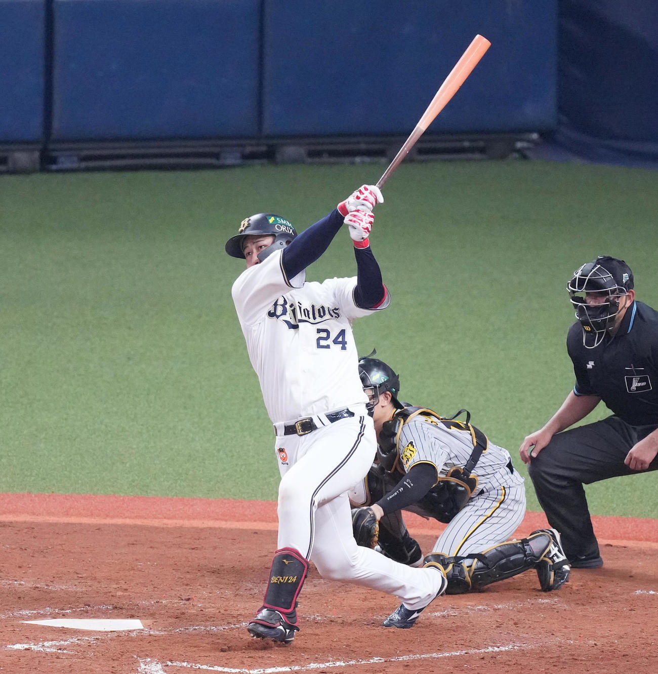 オリックス対阪神　5回裏オリックス1死二塁、左中間に2点本塁打を放つ紅林（撮影・菅敏）