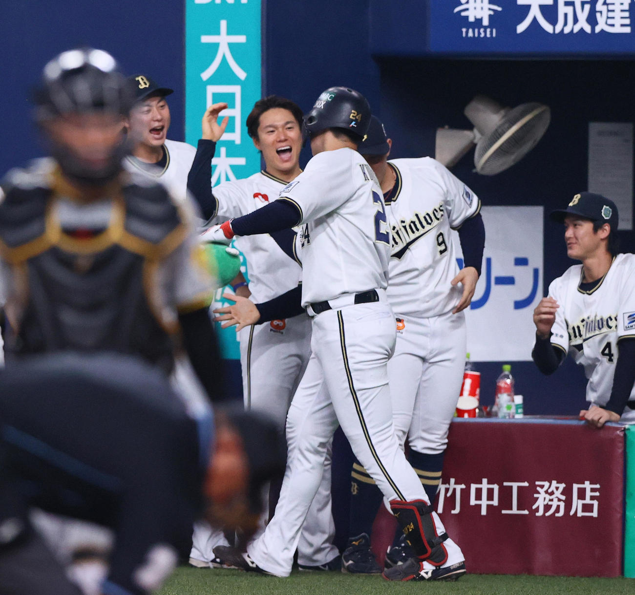 オリックス対阪神　5回裏オリックス1死二塁、紅林（手前）は左越え2点本塁打を放ち、山本らから祝福を受ける（撮影・上山淳一）