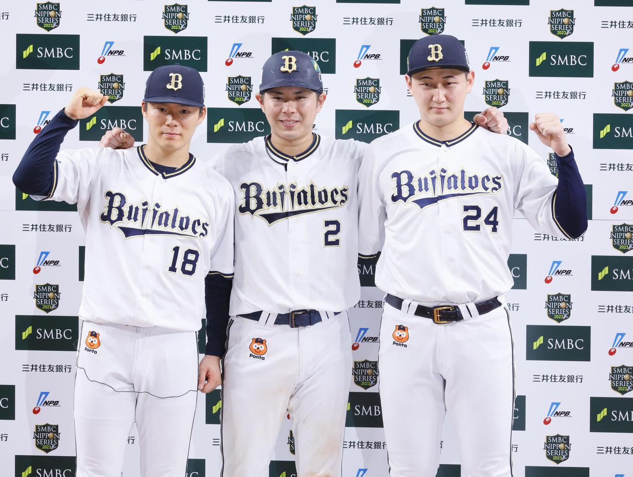 オリックス対阪神　お立ち台でガッツポーズをする（左から）オリックス山本、若月、紅林（撮影・藤尾明華）