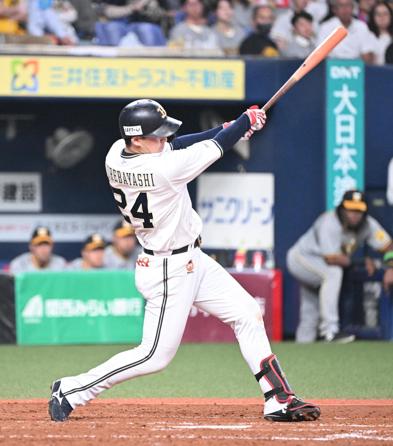 オリックス対阪神　5回裏オリックス1死二塁、左中間に2点本塁打を放つ紅林（撮影・和賀正仁）