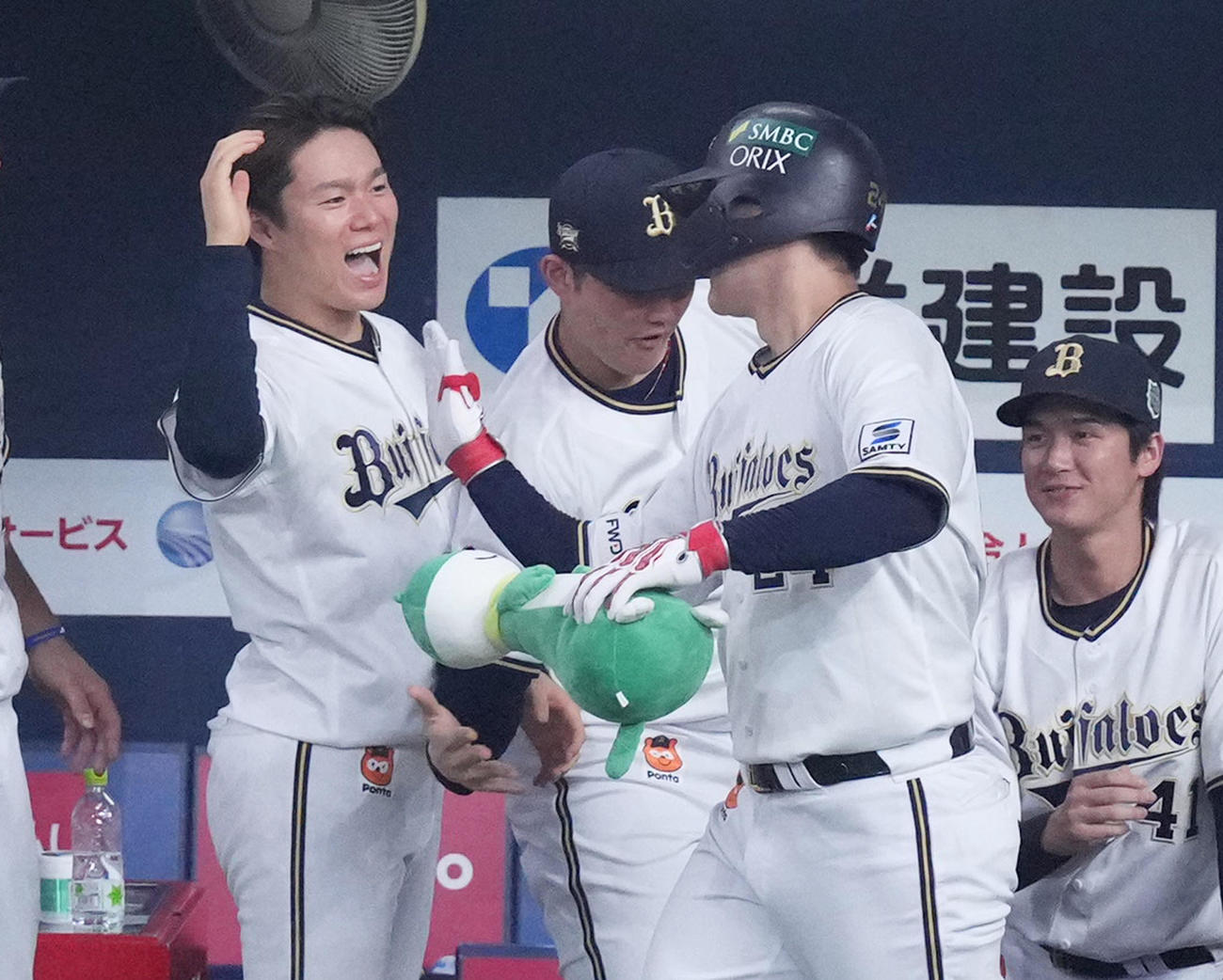オリックス対阪神　5回裏オリックス1死二塁、2点本塁打を放った紅林（右から2人目）を笑顔で迎える山本（撮影・菅敏）
