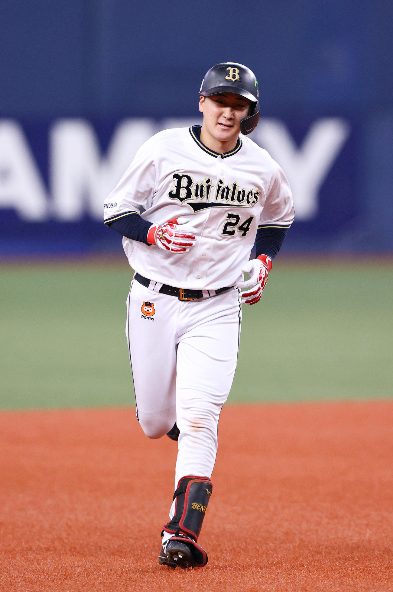 オリックス対阪神　5回裏オリックス1死二塁、紅林は左越え2点本塁打を放ちダイヤモンドを1周する（撮影・上山淳一）