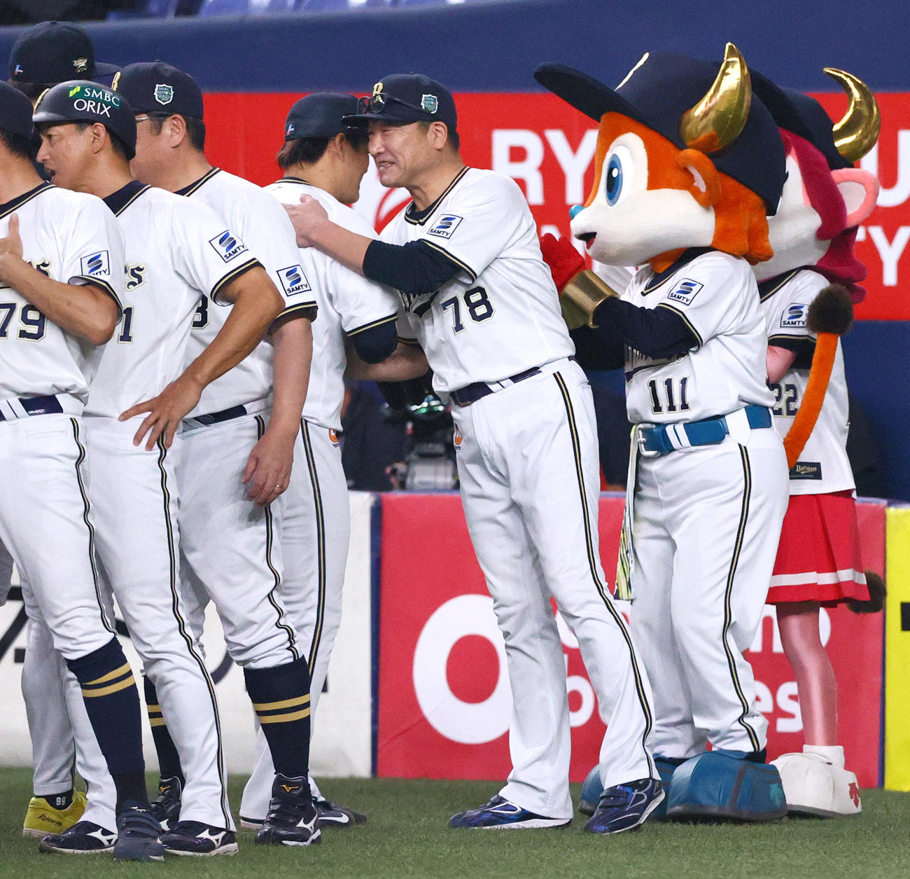 オリックス対阪神　阪神から勝利を挙げたオリックス山本（右から2人目）を祝福するオリックス中嶋監督（撮影・上山淳一）