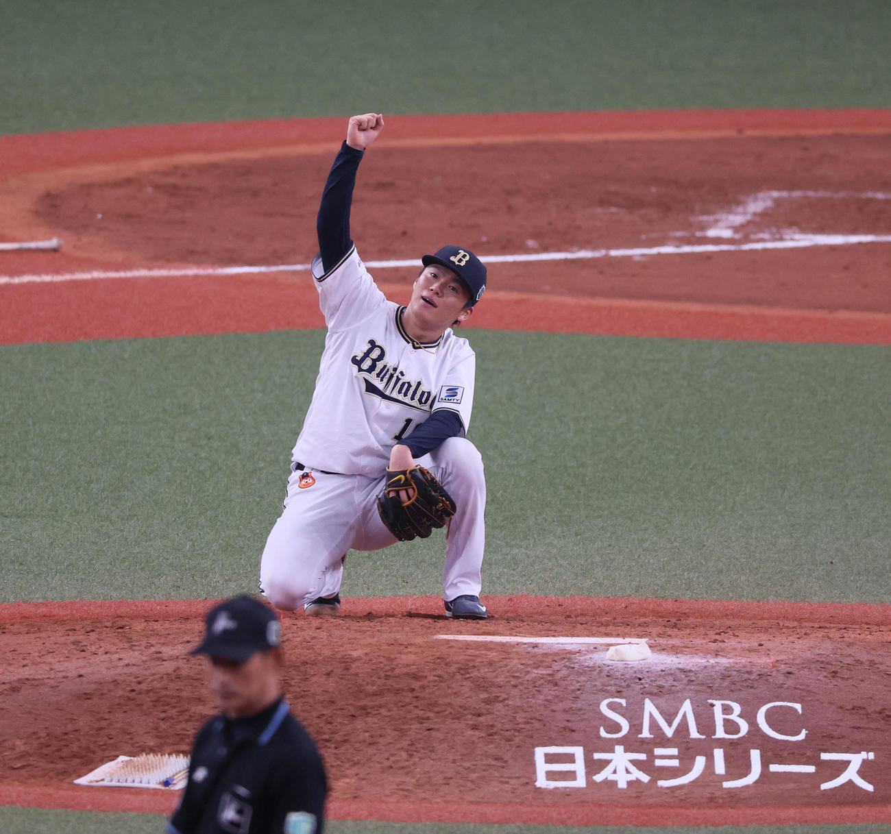 オリックス対阪神　9回表阪神2死一塁、山本は近本を二ゴロに仕留めマウンド上でガッツポーズを見せる（撮影・加藤哉）