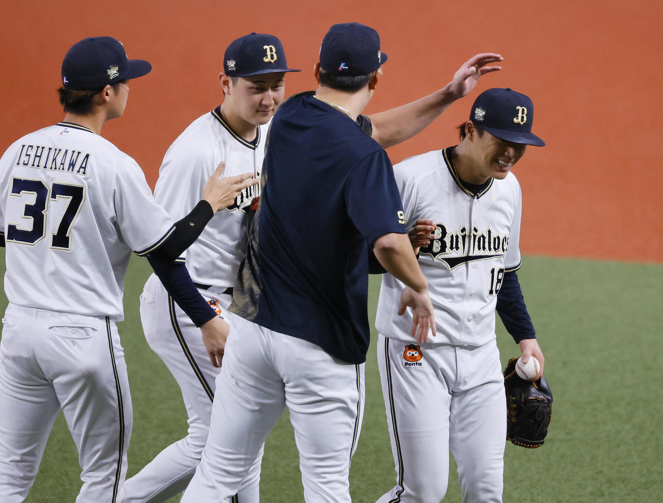 オリックス対阪神　完投で阪神に勝利し、杉本に頭をなでられるオリックス山本（右端）（撮影・藤尾明華）