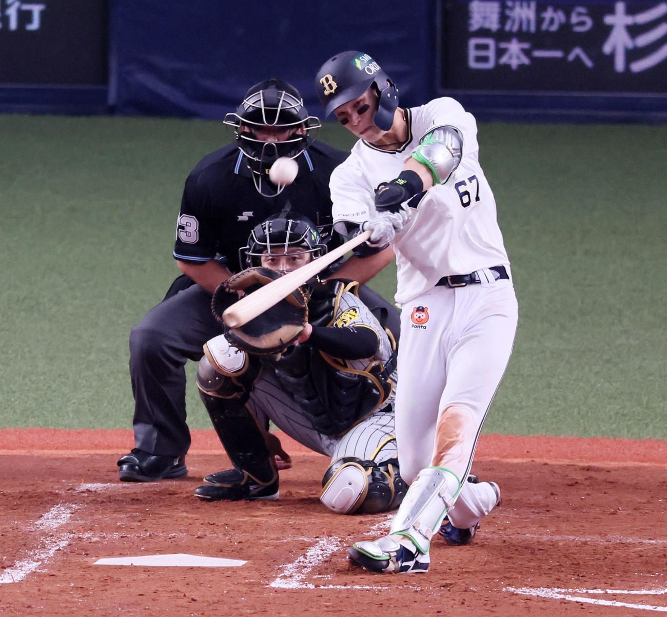 オリックス対阪神　2回裏オリックス1死一、三塁、中川圭は左翼へ勝ち越し犠飛を放つ（撮影・加藤哉）
