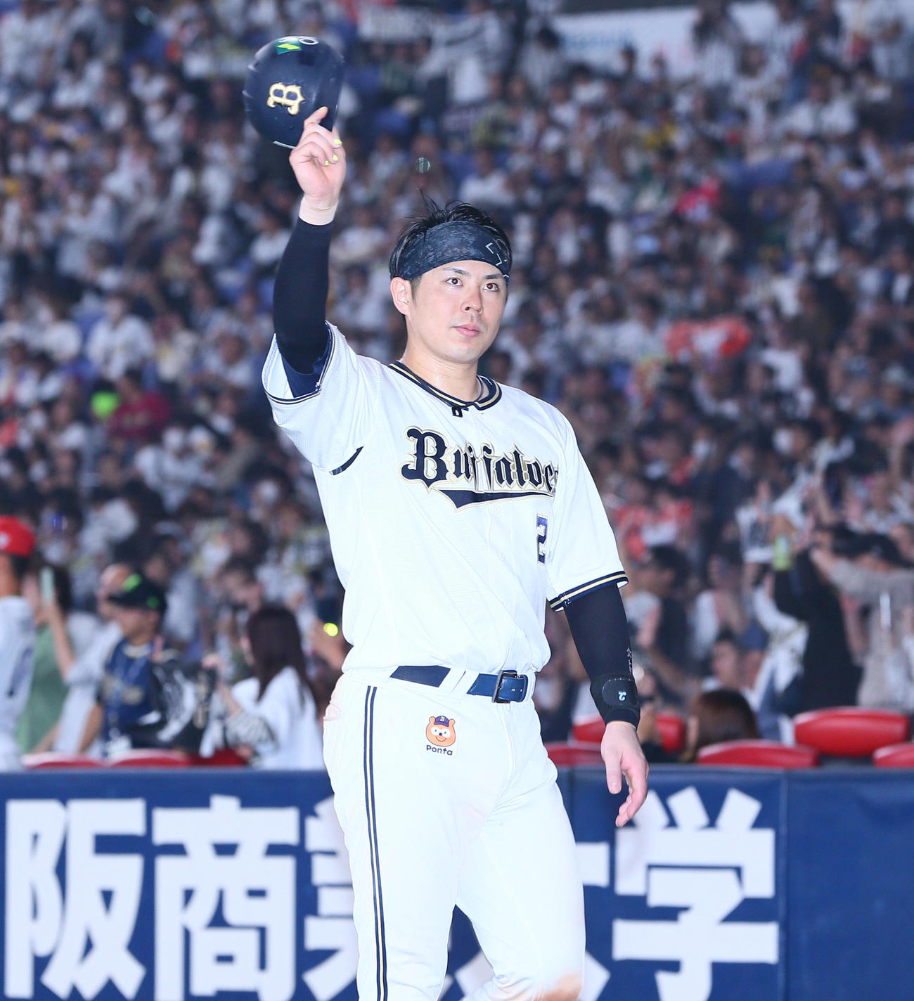 オリックス対阪神　　阪神に勝利し、ファンの声援に応えるオリックス若月（撮影・上山淳一）